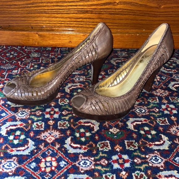 Brown leather Guess high platform peep toe heels. Size 9. Never worn - Picture 2 of 12
